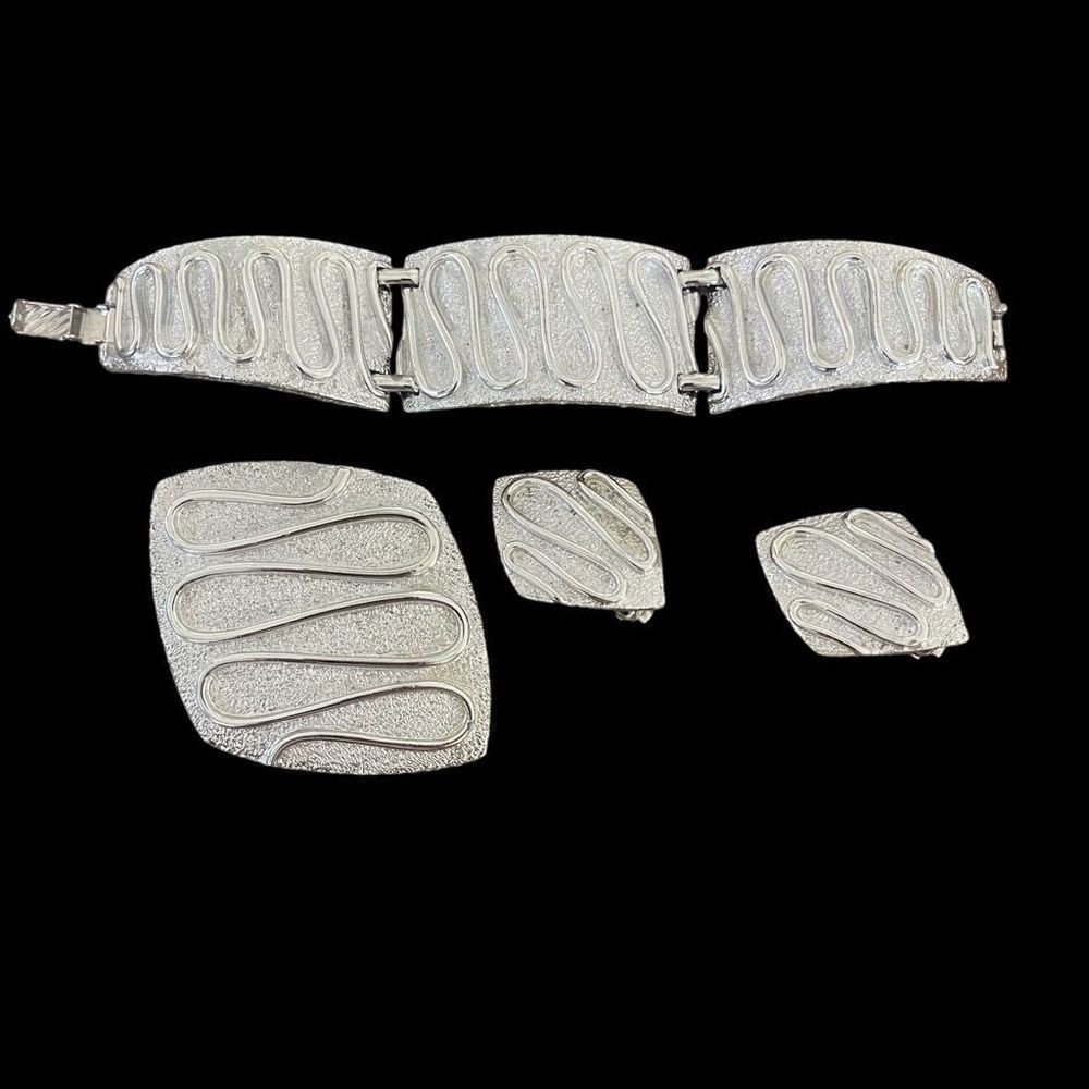 Sarah Coventry Vintage 1961 Silvery Nile Set Silver tone bracelet earrings brooc